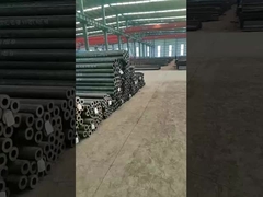 El almacén de tuberías sin costuras de acero al carbono con paredes gruesas listo para el transporte