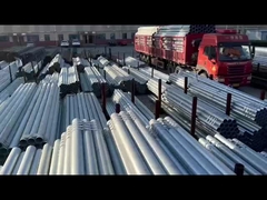 El almacén de tuberías galvanizadas listo para el transporte