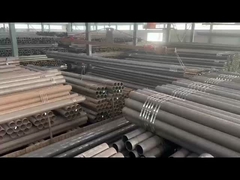 La carga de las tuberías en el almacén